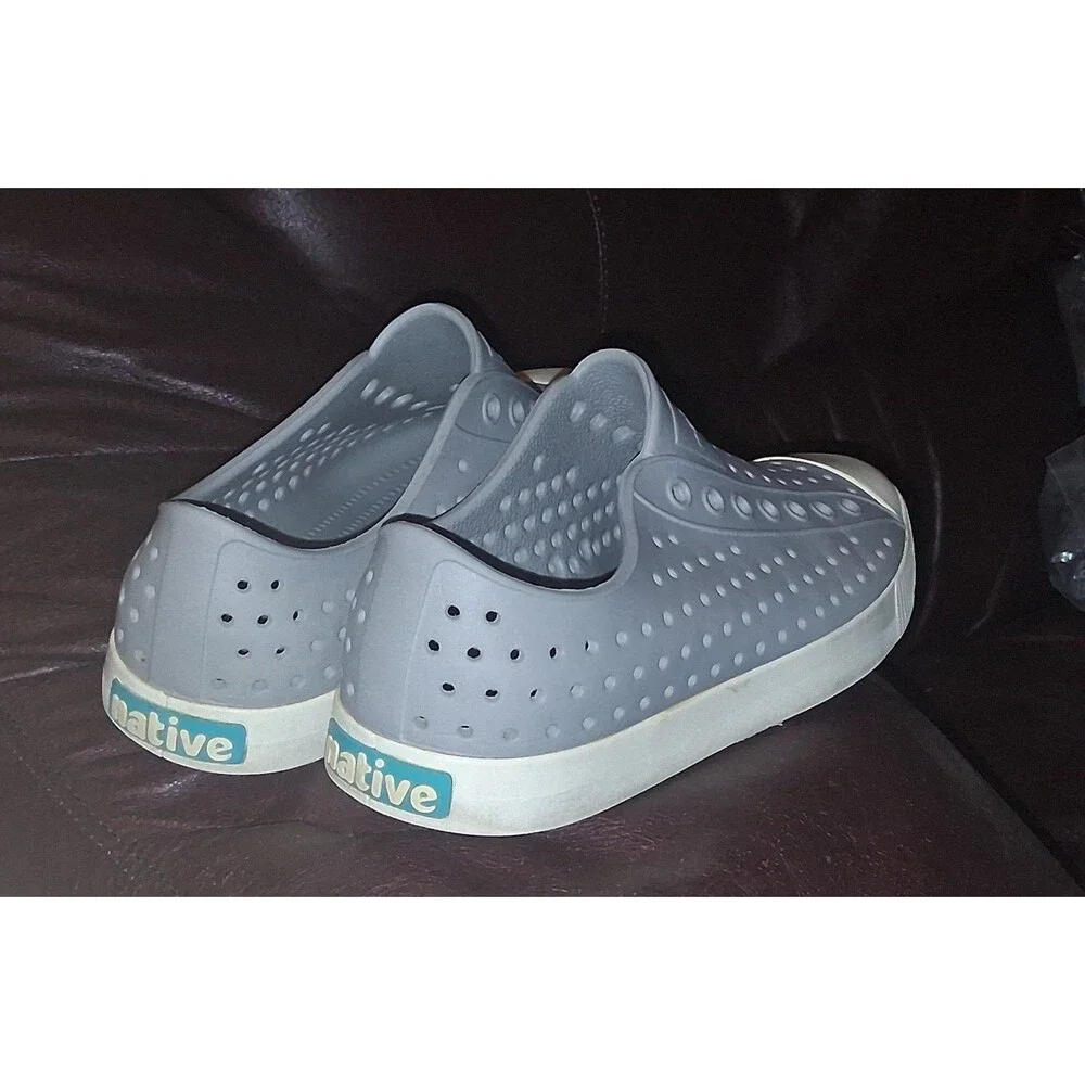 “Native” Slip-On Rubber Water Shoes in Gray/White (Men’s Size 7/Women’s Size 9)